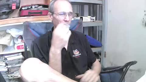 Snapshot of 04oldskool chatting on 4, 12, 2024 04oldskool online show from 4, 12, 2024