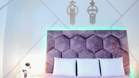 _aurora_collins_ online show from 22, 11, 2025