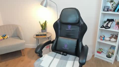 Bella Evans online show from 18, 2, 2025