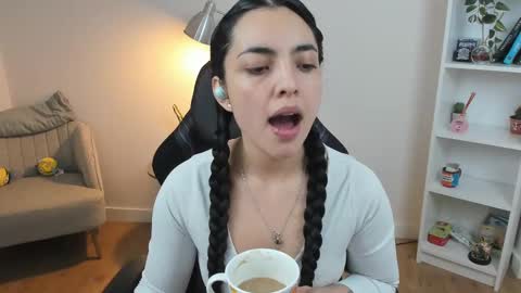 Bella Evans online show from 1, 3, 2025