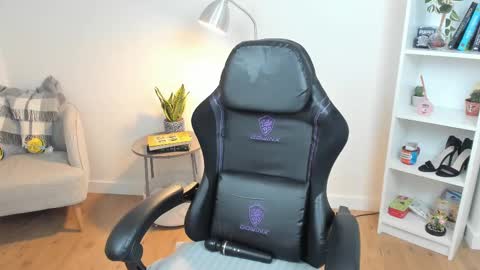 Bella Evans online show from 10, 3, 2025