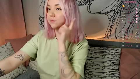 Snapshot of _blonde_barbie_ chatting on 4, 3, 2025 Elizabeth online show from 4, 3, 2025