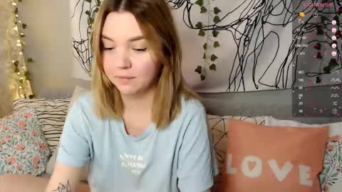 Snapshot of _blonde_barbie_ chatting on 12, 10, 2025 Elizabeth online show from 12, 10, 2025