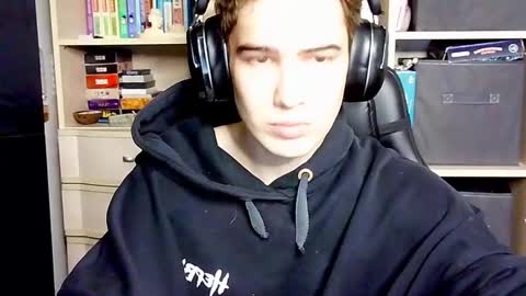 Snapshot of _crise_next_door_ chatting on 4, 10, 2025 _crise_next_door_ online show from 4, 10, 2025