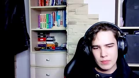 Snapshot of _crise_next_door_ chatting on 8, 10, 2025 _crise_next_door_ online show from 8, 10, 2025