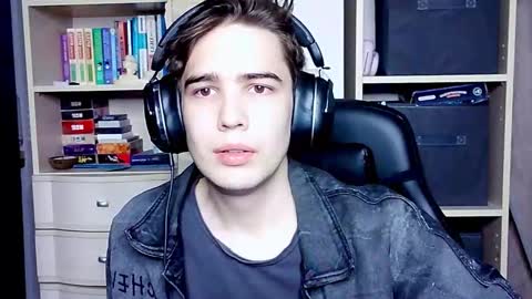 Snapshot of _crise_next_door_ chatting on 9, 10, 2025 _crise_next_door_ online show from 9, 10, 2025