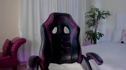 Emma  online show from 25, 11, 2025