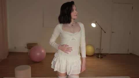 Snapshot of _female_essence_ chatting on 10, 10, 2025 Essie online show from 10, 10, 2025