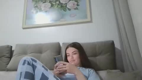 Snapshot of _hidden_frommymoom_ chatting on 8, 4, 2026 Criss4u online show from 8, 4, 2026