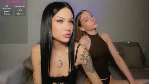 Jess blond and Leila brunette online show from 22, 3, 2026