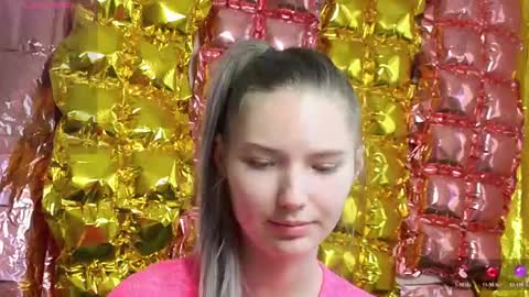 _kikiclark_ online show from 19, 4, 2026