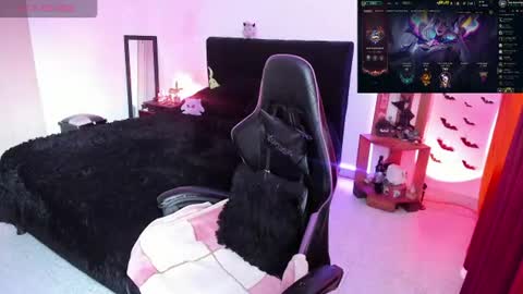 Snapshot of _lucyx__ chatting on 15, 7, 2026 Queen. Help me reach 100 thumbs up online show from 15, 7, 2026