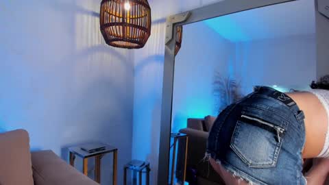 Snapshot of _luna_dupont_ chatting on 4, 1, 2025  Luna  online show from 4, 1, 2025