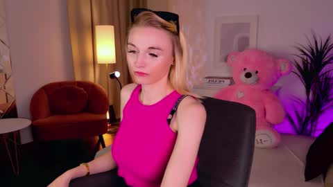 Snapshot of _mila_lux_ chatting on 19, 5, 2026 Mila online show from 19, 5, 2026