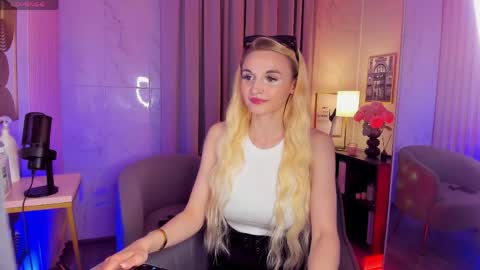 Snapshot of _mila_lux_ chatting on 25, 5, 2026 Mila online show from 25, 5, 2026