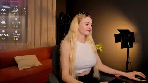 Snapshot of _mila_lux_ chatting on 21, 6, 2026 Mila online show from 21, 6, 2026