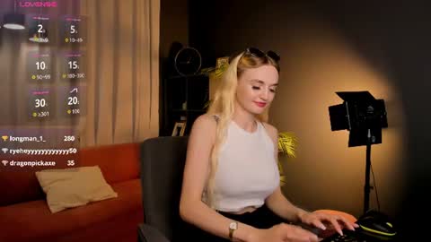 Snapshot of _mila_lux_ chatting on 22, 6, 2026 Mila online show from 22, 6, 2026