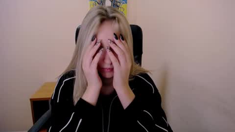 Snapshot of _nicole_new chatting on 25, 9, 2025 Nica online show from 25, 9, 2025