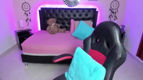 Olivia jones online show from 2, 12, 2025