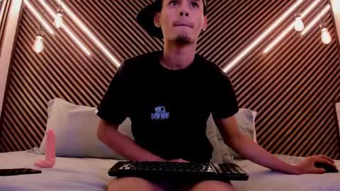 Snapshot of _white_fox_ chatting on 19, 2, 2025 white fox online show from 19, 2, 2025