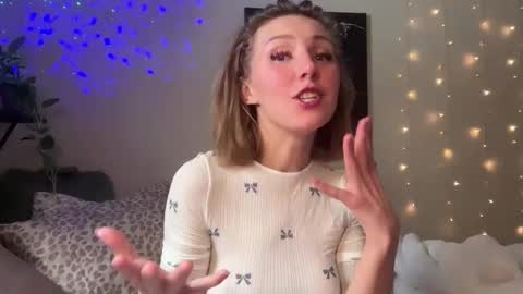 Snapshot of abbienextdoor chatting on 18, 12, 2025 Abbie online show from 18, 12, 2025