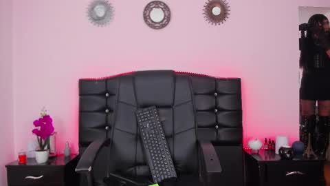 Abbigail Fuster  online show from 18, 2, 2025