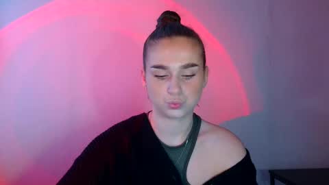 Snapshot of adele_amore chatting on 4, 3, 2025 Adele Amore online show from 4, 3, 2025