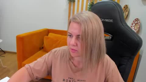 AdeleRavelle online show from 25, 6, 2026