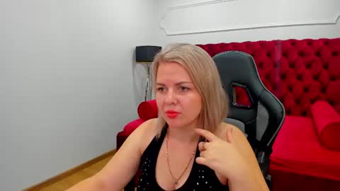 AdeleRavelle online show from 15, 7, 2026