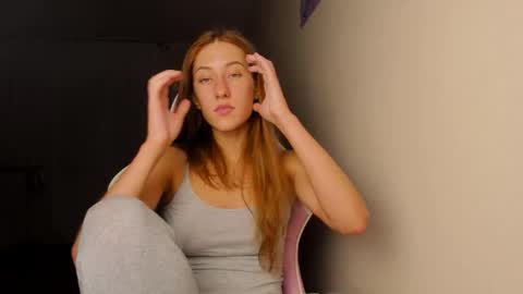 Snapshot of adellqueen chatting on 18, 12, 2025 Adell online show from 18, 12, 2025