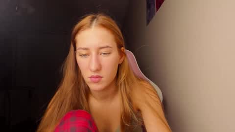 Snapshot of adellqueen chatting on 19, 12, 2025 Adell online show from 19, 12, 2025