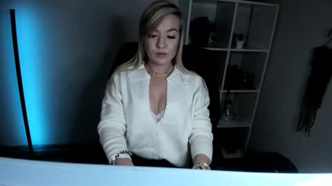 Snapshot of adrenalinlaura chatting on 14, 11, 2025 AdrenalinLaura online show from 14, 11, 2025