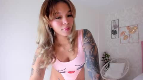 Snapshot of adria_ross chatting on 26, 10, 2025 Adriana online show from 26, 10, 2025