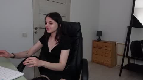 Agelina Lilly Laura online show from 4, 1, 2025