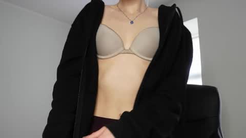 Agelina Lilly Laura online show from 22, 3, 2026