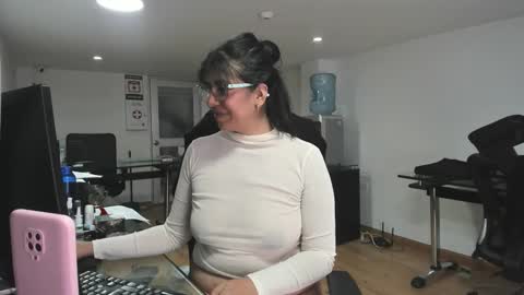 Snapshot of aisha_latina chatting on 19, 11, 2025 Katie online show from 19, 11, 2025