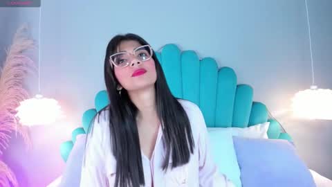 Alassia Hocthner online show from 8, 11, 2025