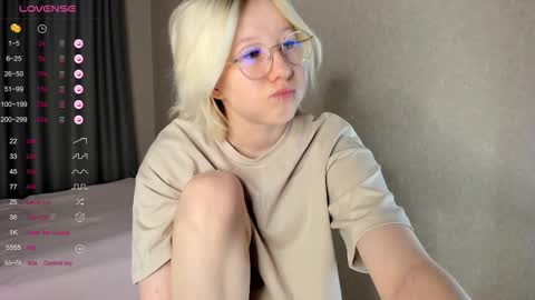 Snapshot of alettaevee chatting on 24, 3, 2026 alettaevee online show from 24, 3, 2026