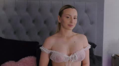 Snapshot of alexiswhiteee chatting on 6, 5, 2026 Alexis online show from 6, 5, 2026