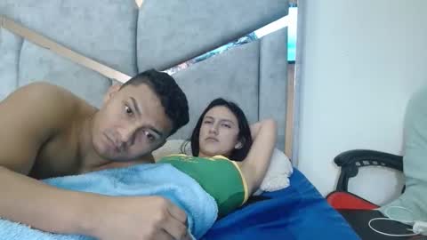 Snapshot of alexvsluisa chatting on 19, 4, 2026 alex y luisa online show from 19, 4, 2026