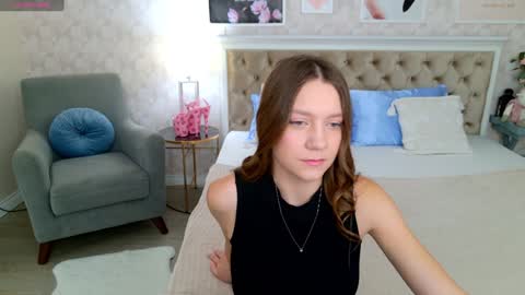 Snapshot of alice_charmy chatting on 1, 2, 2025 Alice in Wonderland online show from 1, 2, 2025