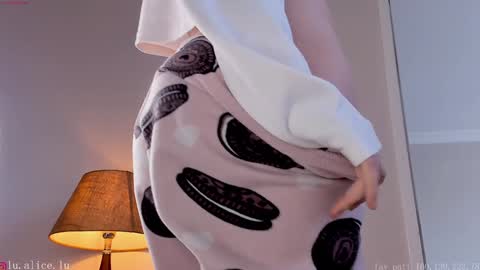 Snapshot of alicelu_ chatting on 5, 2, 2025 Elle online show from 5, 2, 2025