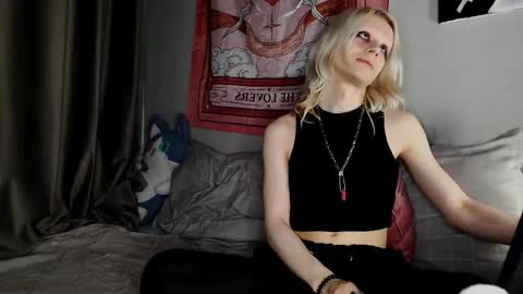 Snapshot of alien_bella chatting on 13, 5, 2026 Alien Bella online show from 13, 5, 2026