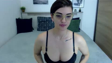 Snapshot of amylexy chatting on 4, 10, 2025 Hi there guys  My pleasure in your hands  pvt is open online show from 4, 10, 2025
