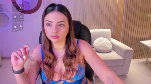 Snapshot of amywoods chatting on 8, 1, 2025    online show from 8, 1, 2025