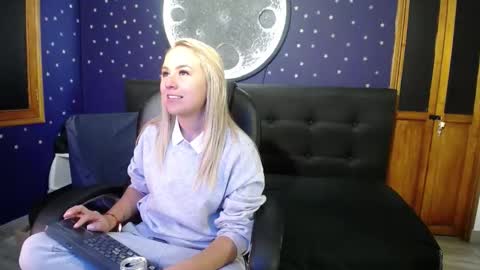 Snapshot of angel_white25 chatting on 5, 12, 2025 Angel online show from 5, 12, 2025