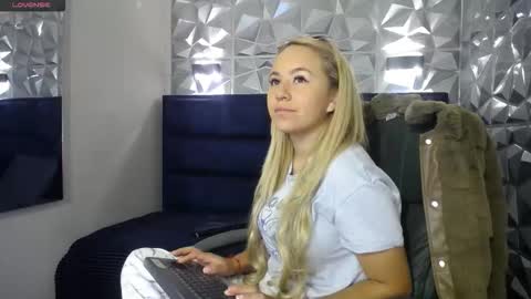 Snapshot of angel_white25 chatting on 18, 12, 2025 Angel online show from 18, 12, 2025