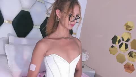 angela_garciaa online show from 15, 5, 2026