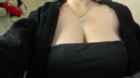 Snapshot of angela_suaza chatting on 3, 11, 2025 Angela online show from 3, 11, 2025