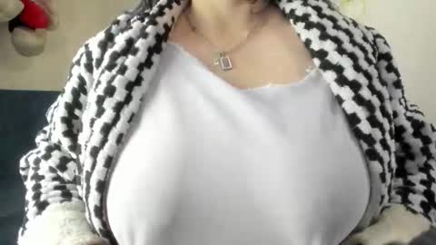 Snapshot of angela_suaza chatting on 10, 11, 2025 Angela online show from 10, 11, 2025